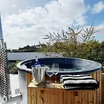 Emily Alpine Chic With Hot Tub And Ocean View Villa